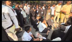 బార్ కౌన్సిల్ ఎన్నికల కౌంటింగ్‌లో రచ్చ: రోడ్డుపై భైఠాయించిన అడ్వకేట్లు!