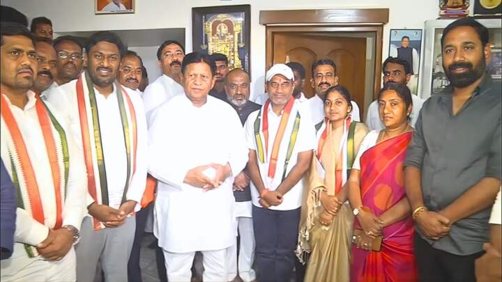 కాంగ్రెస్ లో చేరిన ఆదిలాబాద్ మున్సిపల్ చైర్ పర్సన్ …. కండువా కప్పి స్వాగతించిన సుదర్శన్ రెడ్డి….