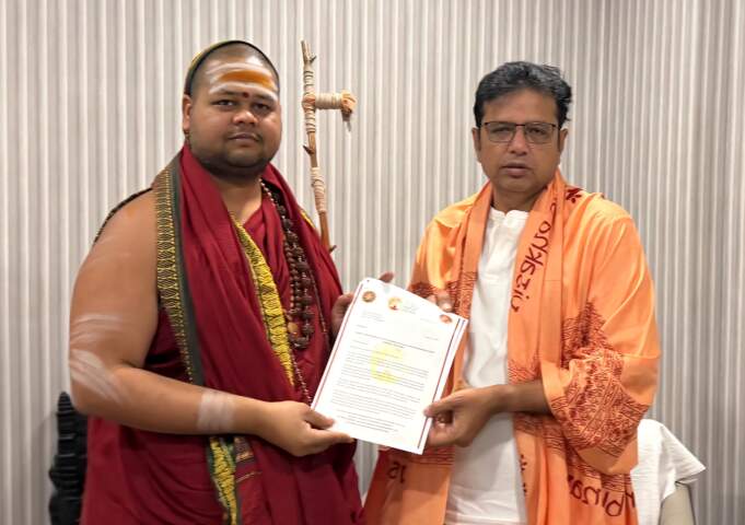 మంత్రి శ్రీధర్‌బాబును కలిసిన విశాఖ శ్రీ శారదా పీఠం ఉత్తర పీఠాధిపతి..