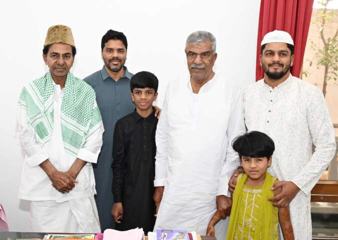 చిన్ననాటి స్నేహితుడితో కేసీఆర్ రంజాన్ వేడుకలు: ఎర్రవెల్లి ఫాంహౌస్‌లో వెల్లివిరిసిన మత సామరస్యం!