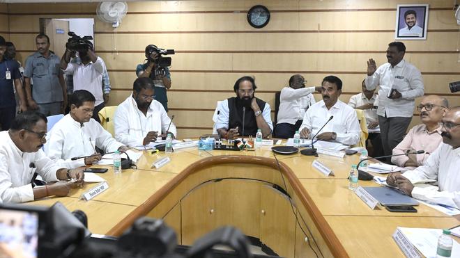 ఎండిపోతున్న రబీ పంటలను కాపాడండి..! అధికారులకు మంత్రి ఉత్తమ్‌కుమార్‌రెడ్డి దిశానిర్దేశం..