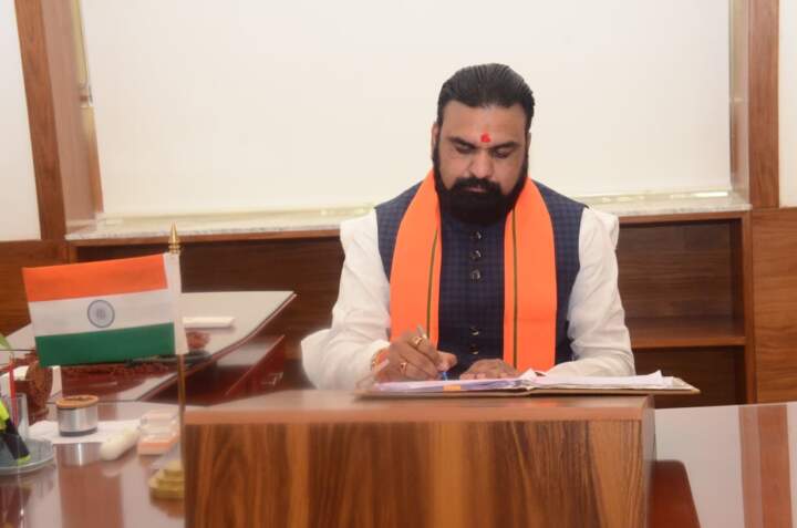 బిహార్‌లో ‘సమ్రాట్’ శకం మొదలు: హోం సహా 29 శాఖలు సీఎం వద్దే.. విజయ్‌ చౌధరీ, బిజేంద్ర ప్రసాద్‌లకు డిప్యూటీ సీఎం పదవులు