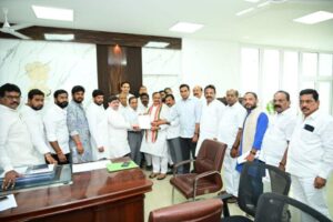 రాష్ట్ర ప్రధాన ఎన్నికల అధికారితో టీపీసీసీ బృందం భేటీ: పారదర్శక ప్రక్రియపై విజ్ఞప్తి