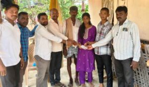 సేవానిరతి చాటిన 2002 పదోతరగతి విద్యార్ధులు..  మృతురాలి కుటుంబానికి ఆర్ధిక సాయం…