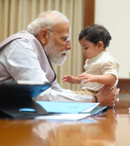 చిన్నారులతో ప్రధాని మోడీ ముచ్చట్లు.
