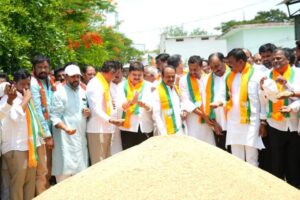 కొనుగోలు కేంద్రాల్లో ‘రైతు గోస’….