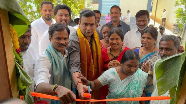 ఘనంగా ఇందిరమ్మ ఇండ్ల గృహప్రవేశ మహోత్సవం: లబ్ధిదారులకు పట్టువస్త్రాలు బహూకరించిన ఎంపీ చామల