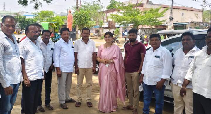 మండలంలో విస్తృతంగా పర్యటించిన మనిషా లక్ష్మి..