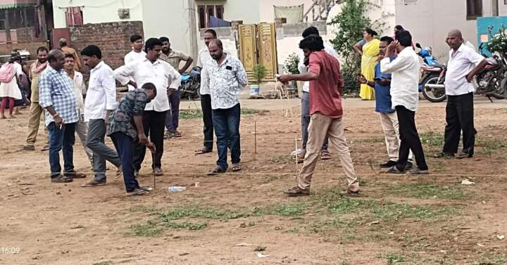 చిరు వ్యాపారులకు ఊరట…ముందే చెప్పిన ‘మహా ‘