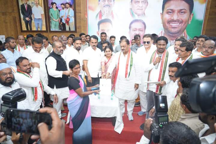 సీయంఆర్ఎఫ్ చెక్కులు పంపిణీ చేసిన మంత్రులు కంది శ్రీ‌నివాస రెడ్డి కార్యాయంలో కార్య‌క్ర‌మం