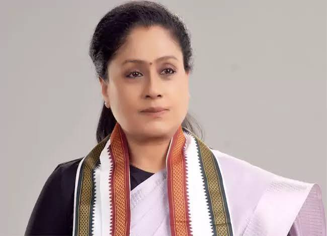 తెరవెనక ‘రాములమ్మ’ రాజకీయం!