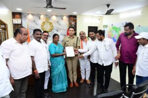 ఎమ్మెల్యే పాయ‌ల్ శంక‌ర్ భూకబ్జాల‌పై చ‌ట్ట‌రీత్యా చ‌ర్య‌లు తీసుకోండి.. క‌లెక్ట‌ర్ , ఎస్పీల‌కు కంది శ్రీ‌నివాస రెడ్డి ఫిర్యాదు..