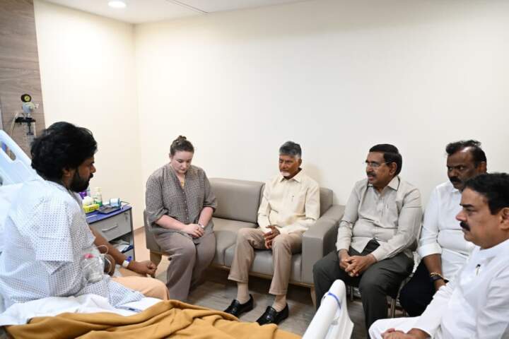 ముంబైకి వెళ్లి డిప్యూటీ సీఎం పవన్ కళ్యాణ్‌ను పరామర్శించిన ఏపీ సీఎం చంద్రబాబు..