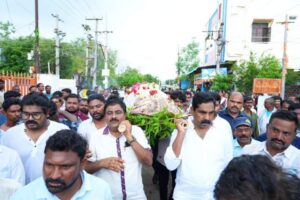 అడుప మహేశ్ హత్యను తీవ్రంగా ఖండించిన డిసిసి అధ్యక్షుడు అయూబ్..