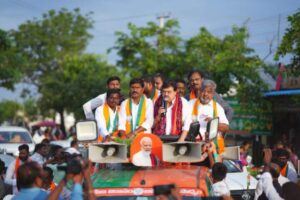 రోడ్లు వేయరు.. సాగునీరు ఇవ్వరు.. ప్రజల ప్రాణాలంటే ప్రభుత్వానికి లెక్కలేదా?