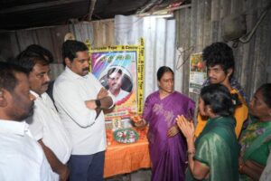 అడుప మహేష్ కుటుంబాన్ని పరామర్శించిన మంత్రి కొండా సురేఖ…