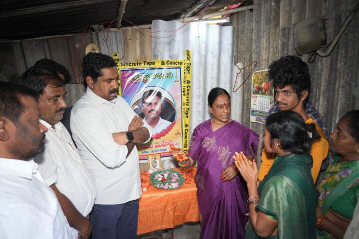 అడుప మహేష్ కుటుంబాన్ని పరామర్శించిన మంత్రి కొండా సురేఖ…
