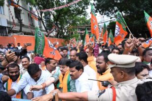 గాంధీ భవన్ ముట్టడికి యత్నం….బీజేపీ రాష్ట్ర అధ్యక్షుడు రాంచందర్‌రావు అరెస్ట్…..