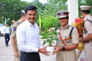 రాష్ట్ర డీజీపీకి ఘన స్వాగతం పలికిన వరంగల్ సీపి శ్వేత ఐపీఎస్