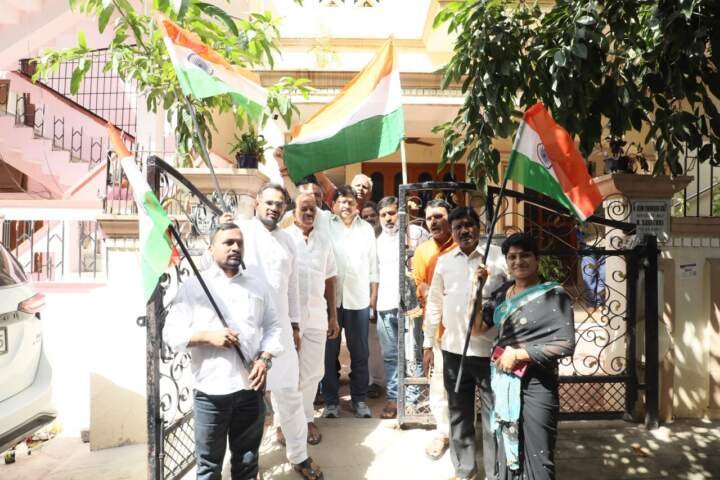 హర్ ఘర్ తిరంగా’తో  ప్రతి ఇంటా దేశభక్తి చాటాలి..!తన ఇంటిపై జాతీయ జెండా ఎగురవేసిన రాoచందర్ రావు