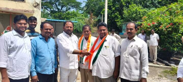 కాంగ్రెస్ లో పలువురు చేరిక..! కాంగ్రెస్ కండువా కప్పి పార్టీలోకి ఆహ్వానించిన ఎమ్మెల్యే రాందాస్ నాయక్..
