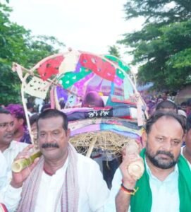 అటవీశాఖ లాంఛనాలతో ఉద్యోగి అంత్యక్రియలు..! నివాళ్లు ఆర్పించిన కలెక్టర్, డీఎఫ్వో, ఎమ్మెల్యే..