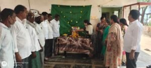 మృతురాలి చిత్ర పటానికి నివాళులర్పించిన మాజీ ఎమ్మెల్యే చంద్రావతి..