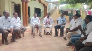 బీట్ ఆఫీసర్ నవీన్ కుటుంబాన్ని ప్రభుత్వం ఆదుకుంటుంది..:కాంగ్రెస్ జిల్లా లీడర్ గుత్తా వెంకటేశ్వరరావు..