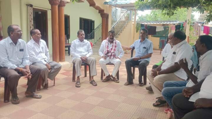 బీట్ ఆఫీసర్ నవీన్ కుటుంబాన్ని ప్రభుత్వం ఆదుకుంటుంది..:కాంగ్రెస్ జిల్లా లీడర్ గుత్తా వెంకటేశ్వరరావు..