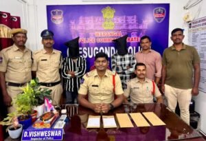 చోరీ కేసును ఛేదించిన పోలీసులు..! ముగ్గురి అరెస్ట్‌..! నిందితుల పై సస్పెక్ట్‌ షీట్లు దాఖలు చేసిన సీఐ డి విశ్వేశ్వర్‌..