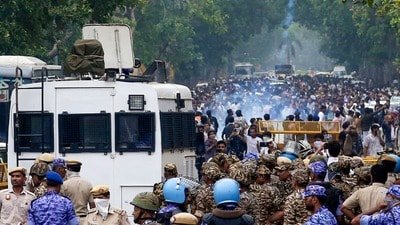 రణరంగంగా మారిన విద్యార్థుల ఆందోళన..!