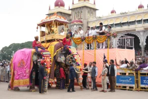 మైసూరు దసరా ఉత్సవాల్లో సీఎం రేవంత్ రెడ్డి..! జంబూ సవారిని ఆసక్తిగా తిలకించిన సీఎం..
