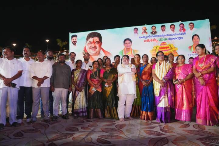 ఎల్లమ్మ చెరువు కట్ట వద్ద ఘనంగా సద్దుల బతుకమ్మ సంబరాలు