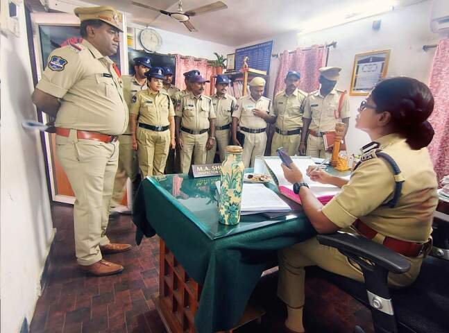 పోలీస్ స్టేషన్‌ ఆకస్మిక తనిఖీ