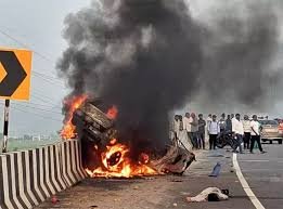 బైపాస్‌ రోడ్డుపై ఘోర రోడ్డు ప్రమాదం… నలుగురు సజీవ దహనం….
